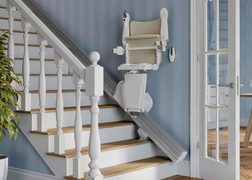 Handicare 1100 Treppenlift in einem schönen Privathaus in Parkposition am unteren Treppenende
