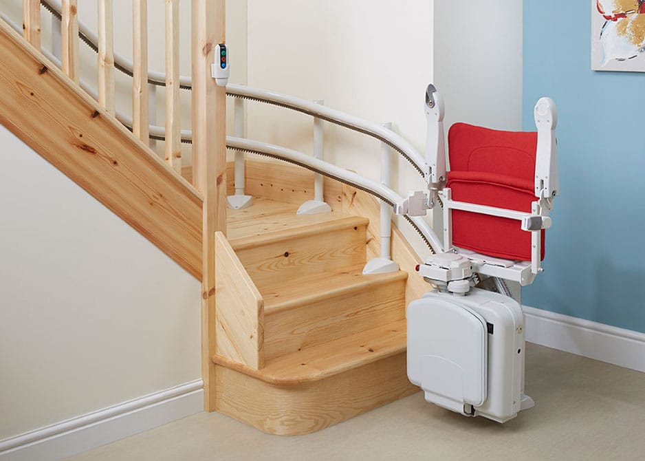 Handicare 2000 Treppenlift in Parkposition mit hochgeklapptem Sitz und Armlehnen