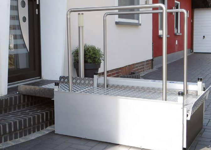 Hublift im Außenbereich eines Privathauses für barrierefreien Zugang
